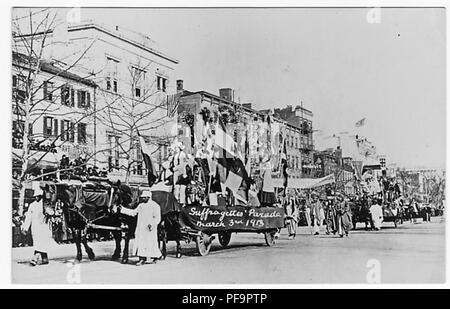 Black and white photograph, likely a postcard, depicting a suffrage parade, that took place on the streets of Washington DC on March 3, 1913, the day preceding Woodrow Wilson's inauguration as President, March 3, 1913. () Stockfoto