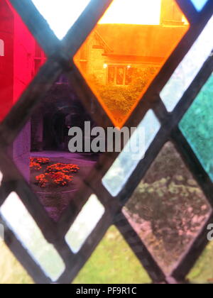 Nahaufnahme der farbigen rautenförmige Scheiben in der Glasfenster, die in den Hof schauen; Baddesley Clinton, Warwickshire Stockfoto