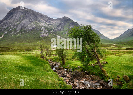 Stream River Coupall Tal mit weißen Ferienhaus am Fuße des Stob Dhearg Buachaille Etive Mor Gipfel der Berge Glen Coe Schottland Großbritannien Stockfoto