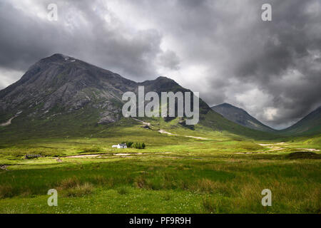 Sonnenlicht auf weißes Häuschen am Fluss Coupall Tal mit Stob Dhearg Buachaille Etive Mor Höhepunkt der Strecke am Glen Coe schottischen Highlands Schottland Stockfoto
