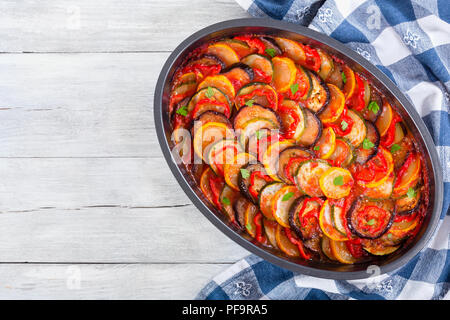 Traditionelle französische Kasserolle - Ratatouille: geschmorte Zucchini, rote Paprika, Petersilie, gelbe Zucchini, Auberginen, Tomatensauce und Knoblauch in Backen dis Stockfoto