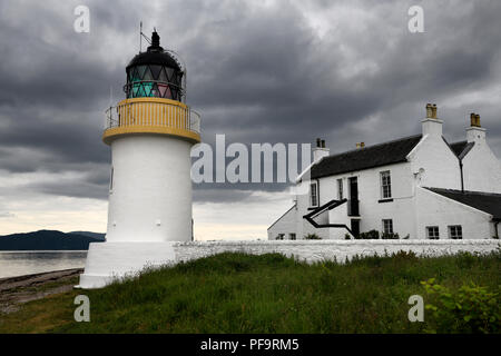 Weiß Corran Leuchtturm und Lodge unter dunklen Wolken im Ardgour auf Mull Ferry Terminal auf Loch Linnhe Schottland Großbritannien Stockfoto