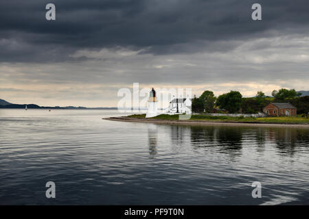 Corran Leuchtturm und Lodge unter dunklen Wolken im Ardgour auf der Insel Mull von der Fähre auf Loch Linnhe Schottland Großbritannien Stockfoto