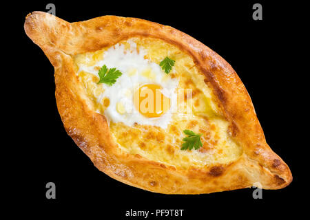 Adschariens khachapuri mit Ei auf schwarzem Hintergrund isoliert, authentische Rezept, Ansicht von oben, close-up Stockfoto