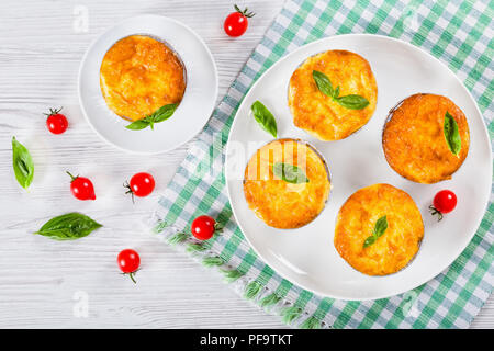 Pilz, Hühnchen und Käse überbacken in Mini Backformen Stockfoto