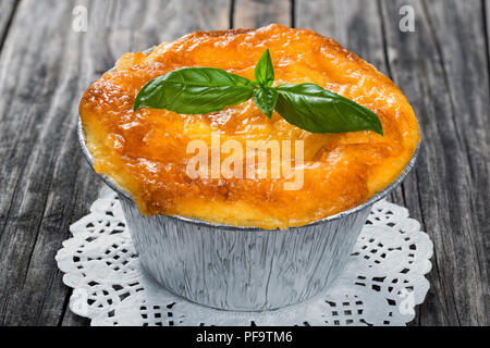 Französische Gericht Julienne. Pilz, Hühnchen und Käse überbacken in Alufolie, Mini Backformen, authentische Rezept Stockfoto