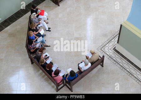 Die Teilnehmer der ROOTKA-Reiseagentur, die sich auf Touren zum jüdischen Erbe in Osteuropa spezialisiert hat, sitzen in der restaurierten Chorsynagoge, die vielleicht die größte Synagoge in Ostgalizien war; sie wurde Mitte des 18.. Jahrhunderts erbaut. Nach dem Zweiten Weltkrieg wurde es als Möbelgeschäft genutzt und stand viele Jahre lang verlassen. Die Stadt Drohobytsch im Gebiet Lwiw, Ukraine. Stockfoto