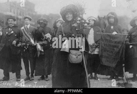 Long Island socialite 'General' Rosalie Jones leading a group of suffragists dressed as pilgrims, marching from New York to Washington, DC to demonstrate prior to Woodrow Wilson's inauguration, 1913. () Stockfoto