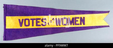 Lila und Gelb Wimpel oder Banner, mit Stimmen die Worte "für Frauen", die wahrscheinlich von Alice Paul der National Woman's Party produziert, für den amerikanischen Markt, 1900. Fotografie von Emilia van Beugen. () Stockfoto