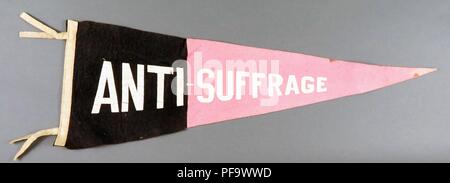 Schwarz und rosa Wimpel oder Banner, mit der Meldung 'ANTI-WAHLRECHT' in Weiß, wahrscheinlich für den amerikanischen Markt, 1900 produziert. Fotografie von Emilia van Beugen. () Stockfoto