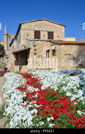 Namik Kemal Square und St Nicholas Cathedral (Lala Mustafa Pascha Moschee) in der Altstadt von Famagusta (Gazimagusa), Türkische Republik Nordzypern Stockfoto