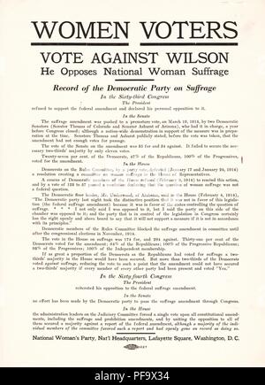 Wahlrecht Kampagne Merkblatt, Eintreten gegen Thomas Woodrow Wilson und der Demokratischen Partei im Hinblick auf die wahrgenommene Mängel in Bezug auf das Wahlrecht der Frauen, von Alice Paul der National Woman's Party, in Washington, DC, 1914 veröffentlicht. () Stockfoto