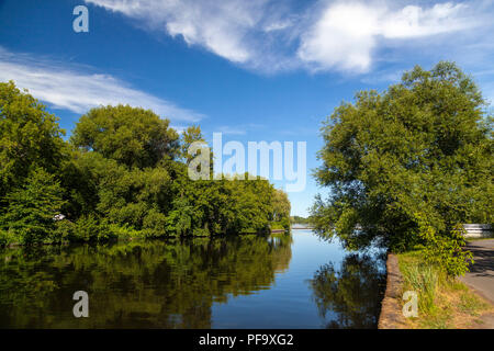 Blick von der Mündung des Flusses Yamaska Entleerung von Lac Boivin. Granby, Eastern Townships, Quebec, Kanada. Stockfoto