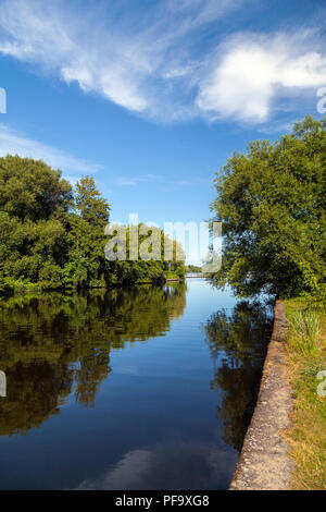 Blick von der Mündung des Flusses Yamaska Entleerung von Lac Boivin. Granby, Eastern Townships, Quebec, Kanada. Stockfoto