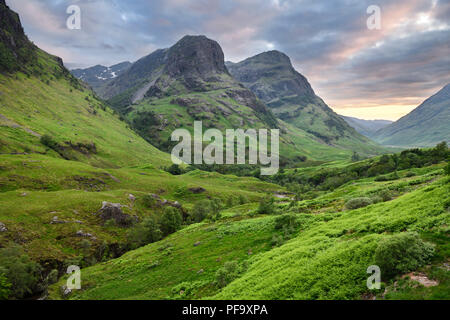 Die drei Schwestern Gipfeln von Glen Coe mit schneebedeckten Bidean nam Bian und River Coe schottischen Highlands Schottland Großbritannien Stockfoto