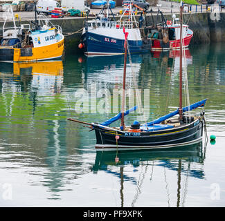 Cp; ourful Fischerboote im malerischen Hafen, Dunbar, East Lothian, Schottland, Großbritannien Stockfoto