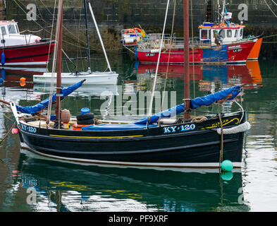 Bunte Fischerboote im malerischen Hafen, Dunbar, East Lothian, Schottland, Großbritannien Stockfoto