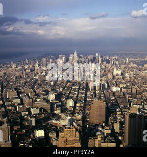 AJAXNETPHOTO. NEW YORK CITY, USA. - Die Insel Manhattan - BLICK NACH NORDEN IN RICHTUNG EMPIRE STATE BUILDING UND DEM CENTRAL PARK VON 40 wert Straße. PAN AM GEBÄUDE SICHTBAR RECHTS VON EMPIRE STATE BUILDING ZU, den Hudson River nach links, den East River nach rechts. Foto: Rick GODLEY/AJAX REF: 010220 5 Stockfoto