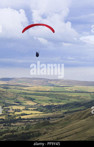 Peak District, UK - August 08, 2007. Paragliding über Edale Tal im Peak District, Derbyshire. Stockfoto