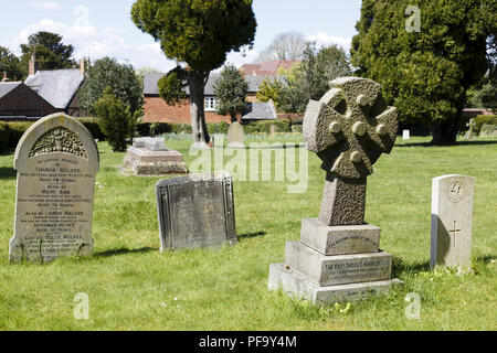 Winslow, Großbritannien - 27 April 2015. Alte Grabsteine und Grabsteine, die in einer englischen Friedhof in der historischen Stadt Winslow, Buckinghamshire Stockfoto