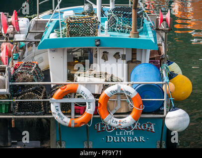 Nahaufnahme des Fischerboot mit Hummer Töpfe oder Reusen, Rettungsgürtel und Stoßfänger im Hafen, Dunbar, East Lothian, Schottland, Großbritannien Stockfoto