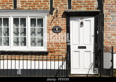 Winslow, Großbritannien - 27 April 2015. Traditionelle georgische vorderen Türen auf eine Tudor Cottage in der historischen Marktstadt von Winslow, Buckinghamshire Stockfoto