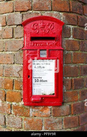 Buckingham, Großbritannien, 16. Januar 2016. Traditionelle britische Post Box ist in einer Wand in Buckinghamshire. Stockfoto