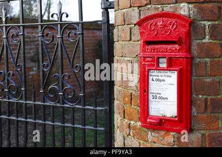 Buckingham, Großbritannien, 16. Januar 2016. Traditionelle britische Post Box ist in einer Wand außerhalb eines Hauses in Buckinghamshire. Stockfoto