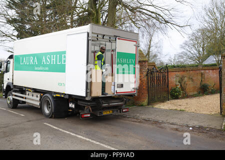 Buckingham, Großbritannien - Februar 06., 2018. Laura Ashley macht eine Lieferung an ein Haus in Buckinghamshire. Anteile an Laura Ashley sind seit 2015 um 90% gesunken. Stockfoto