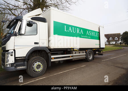 Buckingham, Großbritannien - Februar 06., 2018. Laura Ashley macht eine Lieferung an ein Haus in Buckinghamshire. Anteile an Laura Ashley sind seit 2015 um 90% gesunken. Stockfoto