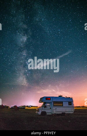 Wohnmobil camping mit der Milchstraße im Hintergrund Stockfoto