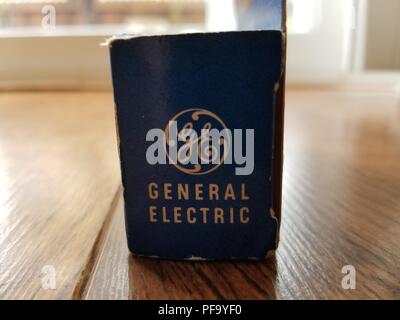 In der Nähe von General Electric Logo auf einem historischen Paket ca 1950s, auf hellem Holz- Oberfläche, 14. März 2018. () Stockfoto