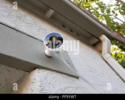 Close-up outdoor Modell der Nest Überwachungskamera von Google Inc. installiert in der Nähe der Garage Tür eines Suburban smart home in San Ramon, Kalifornien, 11. Juli 2018. () Stockfoto