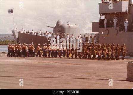 Farbfoto, mit mehreren Einheiten von Soldaten, einschliesslich United States Marine Corps (USMC) Mitglieder, die Aufmerksamkeit auf die USS Brewton (FF-1086) und marschieren auf dem nahe gelegenen Dock, während des Vietnam Krieges, 1970 fotografiert. () Stockfoto