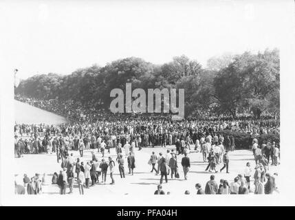 Schwarz-weiß Foto, zeigt eine Menschenmenge stehen und gehen auf einem gepflasterten Bereich von der National Mall, in dem sich der Lincoln Memorial Reflecting Pool, während einer März der Vietnam Krieg zu protestieren, fotografiert in Washington DC, USA, 1969. () Stockfoto