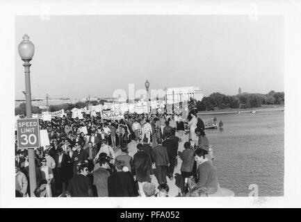Schwarz-weiß Foto, geschossen von einem hohen Winkel, eine grössere Anzahl von Leuten über den Potomac River marschieren auf der Memorial Bridge, der Vietnam Krieg zu protestieren, in Washington DC, USA, 1969 fotografiert. () Stockfoto