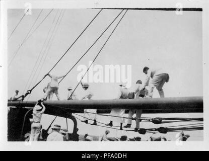 Schwarz-weiß Foto zeigt eine Gruppe von männlichen und weiblichen Passagiere, Sitzen und Stehen auf der Takelage eines Schiffes, das Navigieren durch den Panamakanal, 1915. () Stockfoto