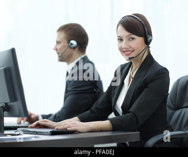 Schönes Geschäft Leute in Headsets sind mit Computern Stockfoto