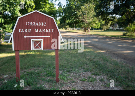 Organic Farm Market an der Seite der Straße Stockfoto