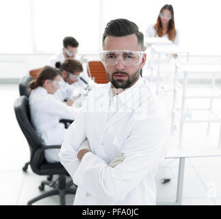 Wissenschaftler Mikrobiologe im Labor Hintergrund. Stockfoto