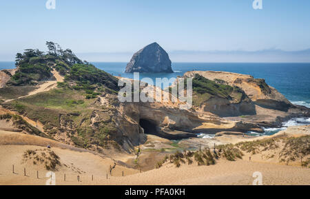 Oregon Coast Strand mit Haystack Rock - Cape Lookout Stockfoto