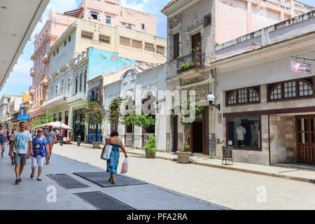 Street Scene mit Menschen, Touristen und Kubaner Bummeln in der beliebten Einkaufsstraße Calle Obispo, Habana Vieja, Kuba Stockfoto