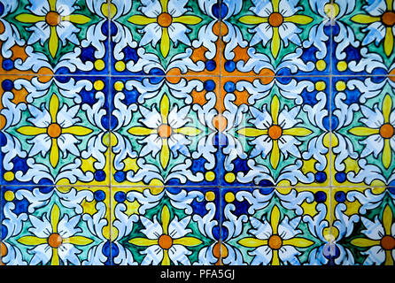 In hellen Farben (orange, blau und gelb) Fliesen mit einem reich verzierten geometrische Blumenmuster an der Plaza de Espana in Sevilla, Andalusien Spanien Stockfoto