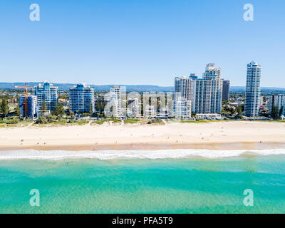 Ein Luftbild von Broadbeach an einem klaren Tag an der Gold Coast Stockfoto