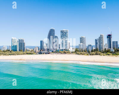 Ein Luftbild von Broadbeach an einem klaren Tag an der Gold Coast Stockfoto