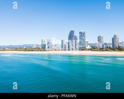 Ein Luftbild von Broadbeach an einem klaren Tag an der Gold Coast Stockfoto