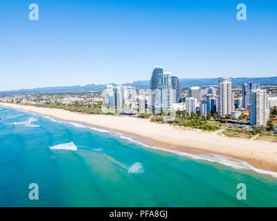 Ein Luftbild von Broadbeach an einem klaren Tag an der Gold Coast Stockfoto