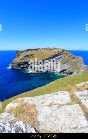 Die Ruinen der Burg Tintagel auf der Halbinsel von Tintagel Insel von Glebe Cliff auf dem South West Coast Path, Tintagel, Cornwall, England, Großbritannien. Stockfoto