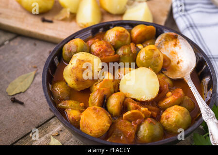 Gerösteter Rosenkohl Suppe in hausgemachten Keramik Schüssel auf natürliche Holz- Hintergrund. Stockfoto