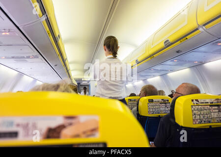 Ryanair, Boeing, Flugzeug, an Bord, Kabine, Sicherheit, Information, Kontrolle, Besatzung, Flucht, August, Sommer, zu, Stansted, Flughafen, London, Essex, England, Europa, Europäischen, Stockfoto